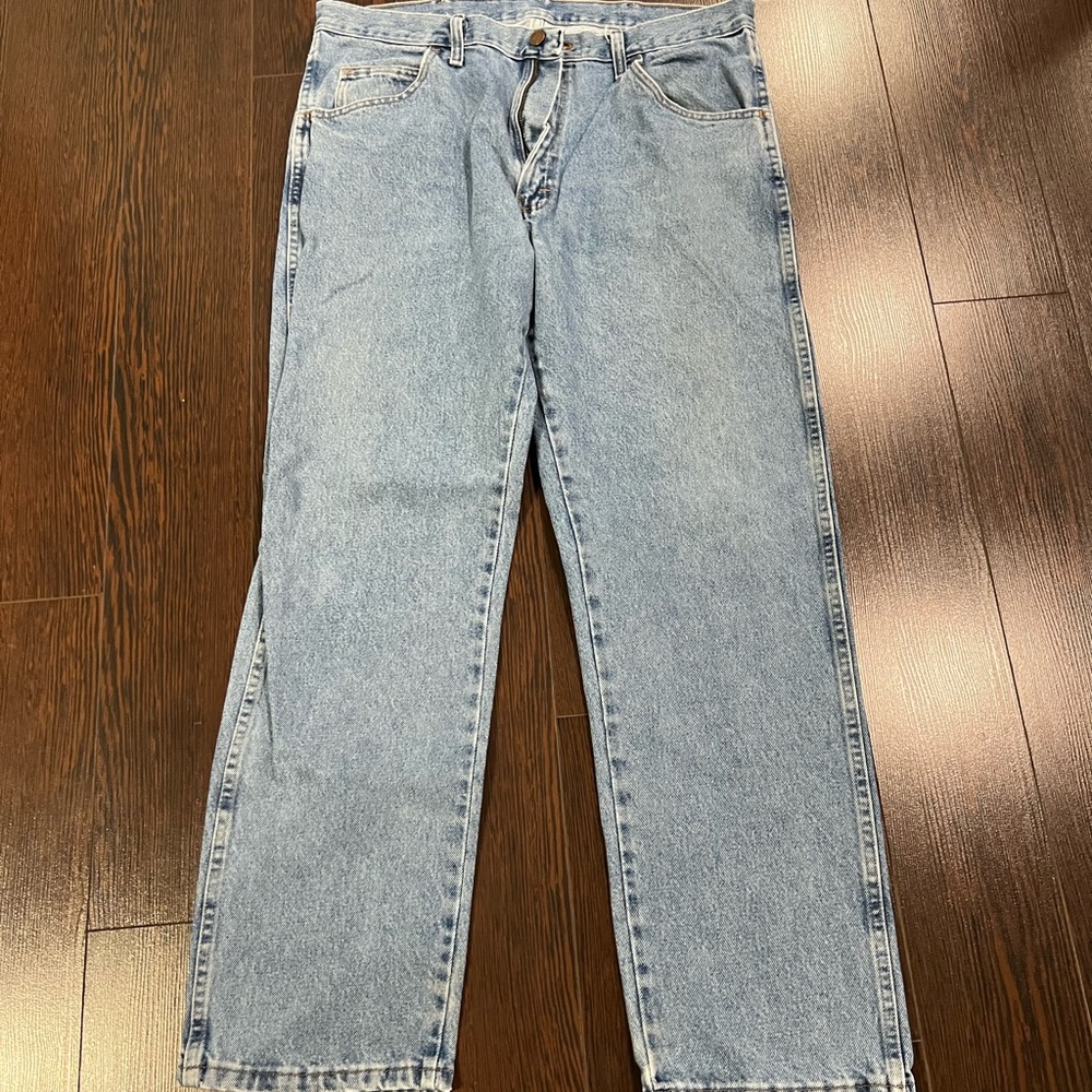 Men’s rustler, jeans in light blue denim. 36 x 30